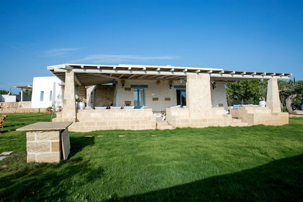 Foto van Vrijstaand Trullo-landgoed in Torre Suda - Vakantiehuis in Racale - ExteriorSummer