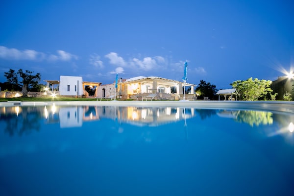 Foto van Vrijstaand Trullo-landgoed in Torre Suda - Vakantiehuis in Racale - PoolOfHouse