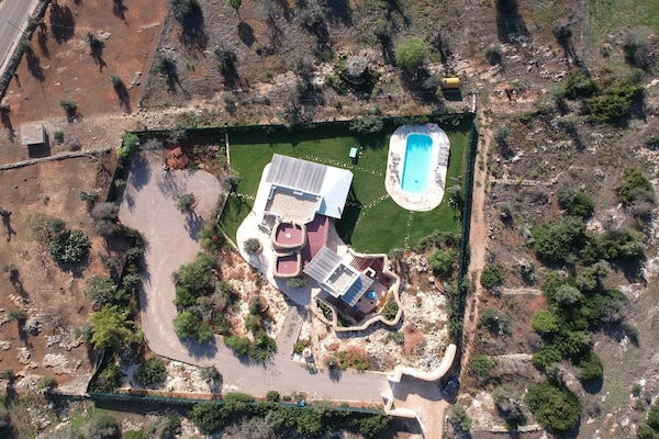 Foto van Vrijstaand Trullo-landgoed in Torre Suda - Vakantiehuis in Racale - PoolOfHouse