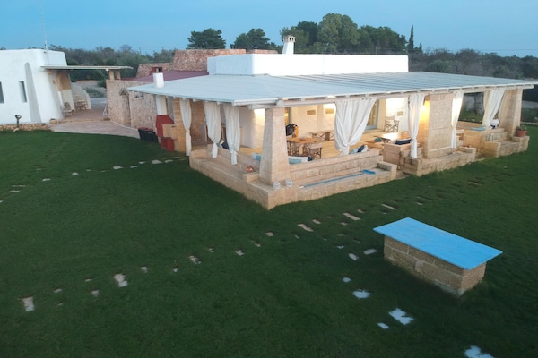 Foto van Vrijstaand Trullo-landgoed in Torre Suda - Vakantiehuis in Racale - PoolOfHouse