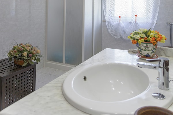 Foto van Villa in Italië met zwembad en terras - Vakantiehuis in Petacciato - BathRoom