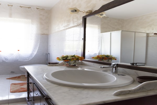 Foto van Villa in Italië met zwembad en terras - Vakantiehuis in Petacciato - BathRoom