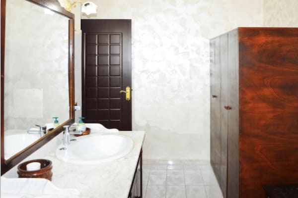Foto van Villa in Italië met zwembad en terras - Vakantiehuis in Petacciato - BathRoom