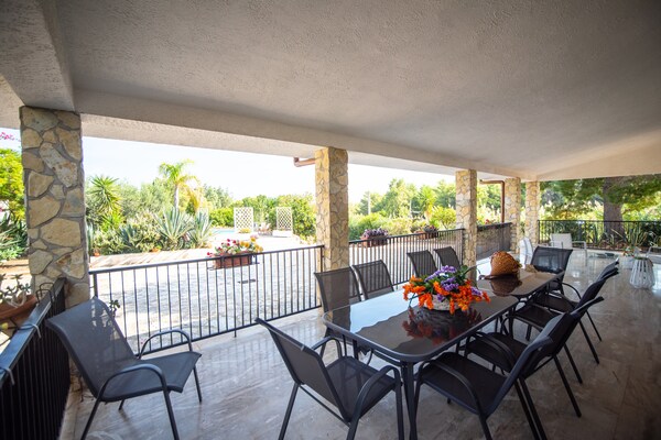 Foto van Villa in Sicilië met zwembad bij strand - Vakantiehuis in Castellammare del Golfo - TerraceBalcony
