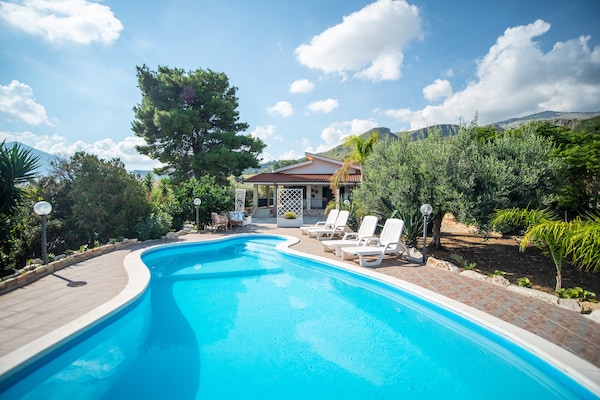 Foto van Villa in Sicilië met zwembad bij strand - Vakantiehuis in Castellammare del Golfo - ExteriorSummer