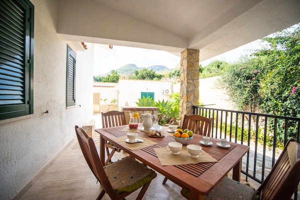 Foto van Villa in Sicilië met zwembad bij strand - Vakantiehuis in Castellammare del Golfo - TerraceBalcony