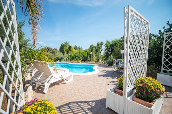Foto van Villa in Sicilië met zwembad bij strand - Vakantiehuis in Castellammare del Golfo - GardenSummer