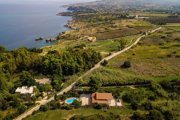Foto van Villa in Sicilië met zwembad bij strand - Vakantiehuis in Castellammare del Golfo - AreaSummer1KM