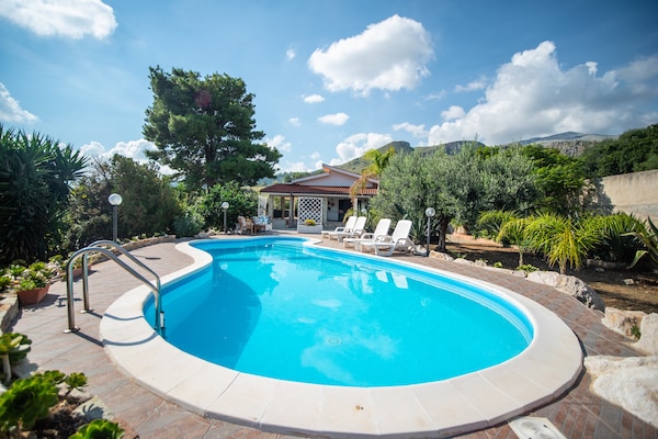 Foto van Villa in Sicilië met zwembad bij strand - Vakantiehuis in Castellammare del Golfo - PoolOfHouse