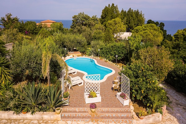 Foto van Villa in Sicilië met zwembad bij strand - Vakantiehuis in Castellammare del Golfo - PoolOfHouse