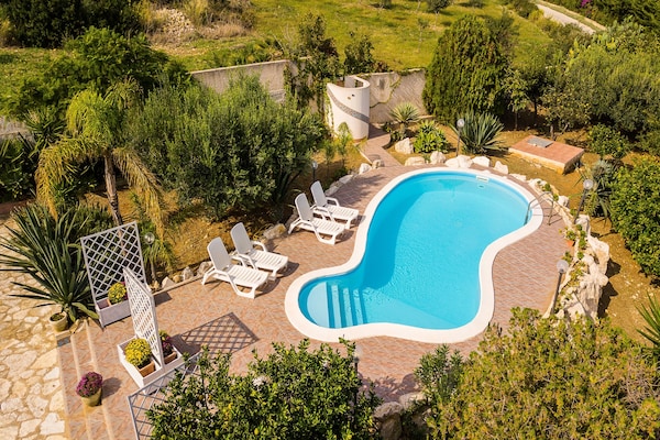 Foto van Villa in Sicilië met zwembad bij strand - Vakantiehuis in Castellammare del Golfo - PoolOfHouse