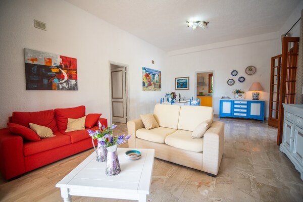 Foto van Villa in Sicilië met zwembad bij strand - Vakantiehuis in Castellammare del Golfo - LivingRoom