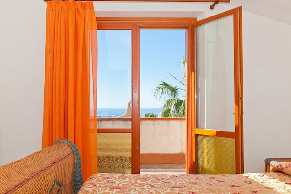 Foto van Villa met zeezicht en zwembad - Vakantiehuis in Bonagia, Trapani - BedRoom