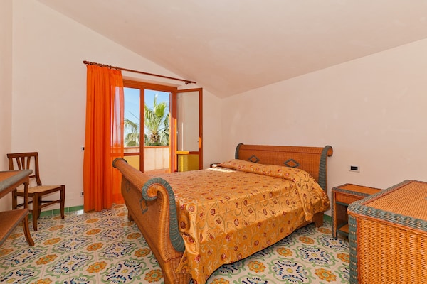 Foto van Villa met zeezicht en zwembad - Vakantiehuis in Bonagia, Trapani - BedRoom