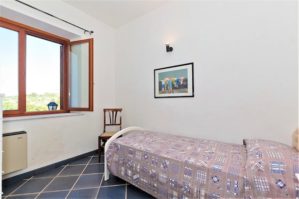 Foto van Villa met zeezicht en zwembad - Vakantiehuis in Bonagia, Trapani - BedRoom