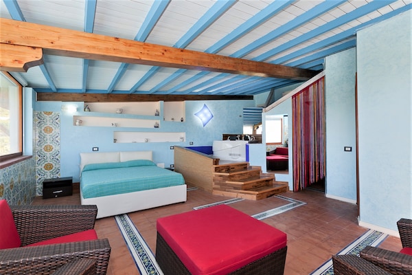 Foto van Villa met zeezicht en zwembad - Vakantiehuis in Bonagia, Trapani - BedRoom