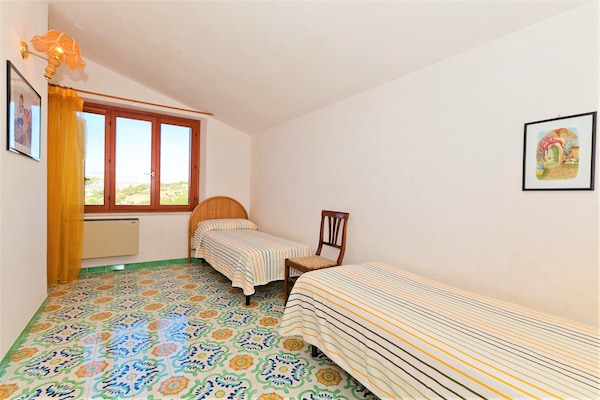 Foto van Villa met zeezicht en zwembad - Vakantiehuis in Bonagia, Trapani - BedRoom