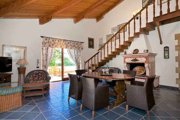 Foto van Villa met zeezicht en zwembad - Vakantiehuis in Bonagia, Trapani - LivingRoom