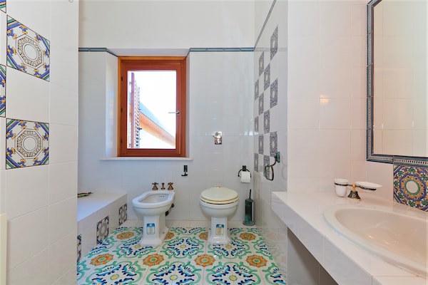 Foto van Villa met zeezicht en zwembad - Vakantiehuis in Bonagia, Trapani - BathRoom