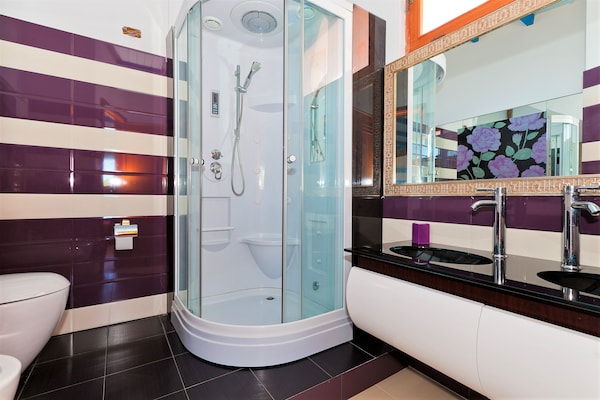 Foto van Villa met zeezicht en zwembad - Vakantiehuis in Bonagia, Trapani - BathRoom
