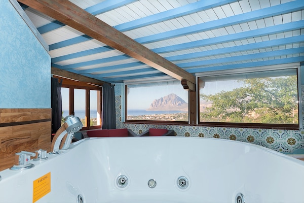 Foto van Villa met zeezicht en zwembad - Vakantiehuis in Bonagia, Trapani - BathRoom