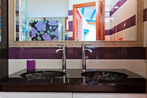 Foto van Villa met zeezicht en zwembad - Vakantiehuis in Bonagia, Trapani - BathRoom