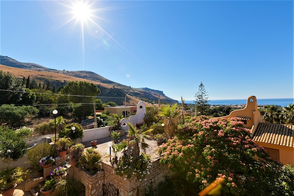 Foto van Villa met zeezicht en zwembad - Vakantiehuis in Bonagia, Trapani - GardenSummer