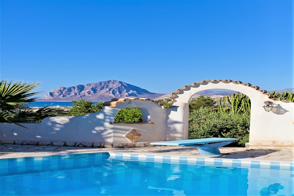 Foto van Villa met zeezicht en zwembad - Vakantiehuis in Bonagia, Trapani - ViewSummer