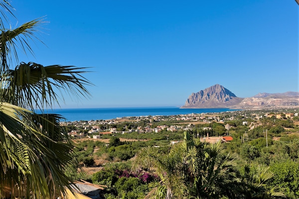 Foto van Villa met zeezicht en zwembad - Vakantiehuis in Bonagia, Trapani - AreaSummer5KM