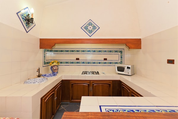 Foto van Villa met zeezicht en zwembad - Vakantiehuis in Bonagia, Trapani - Kitchen