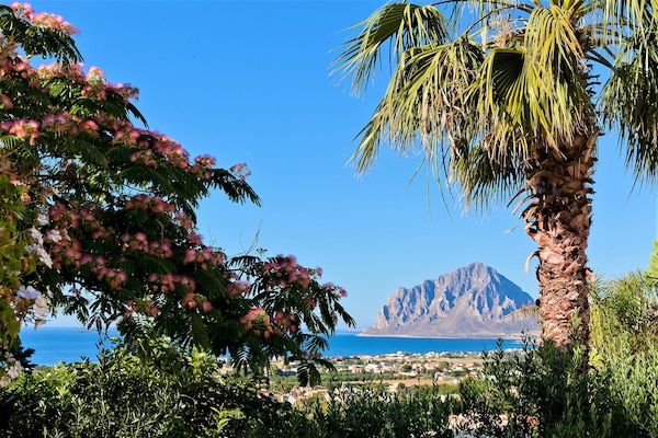 Foto van Villa met zeezicht en zwembad - Vakantiehuis in Bonagia, Trapani - AreaSummer20KM