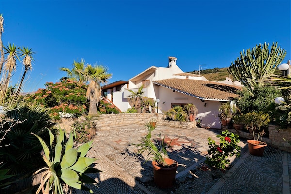 Foto van Villa met zeezicht en zwembad - Vakantiehuis in Bonagia, Trapani - ExteriorSummer