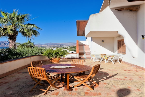 Foto van Villa met zeezicht en zwembad - Vakantiehuis in Bonagia, Trapani - ExteriorSummer