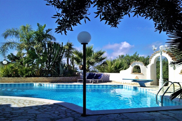 Foto van Villa met zeezicht en zwembad - Vakantiehuis in Bonagia, Trapani - PoolOfHouse