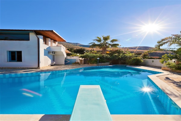 Foto van Villa met zeezicht en zwembad - Vakantiehuis in Bonagia, Trapani - PoolOfHouse