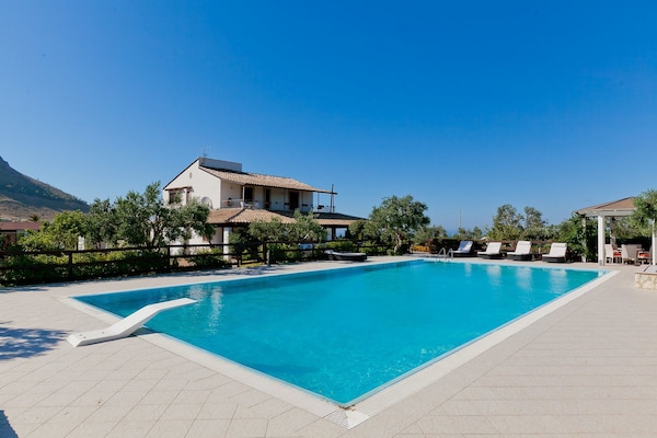 Foto van Vakantiehuis met zwembad op Sicilië - Vakantiehuis in Castellamare del Golfo - ExteriorSummer