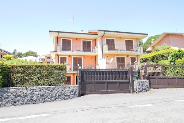 Foto van Ruime Siciliaanse Etna-villa - Vakantiehuis in Trecastagni CT - ExteriorSummer