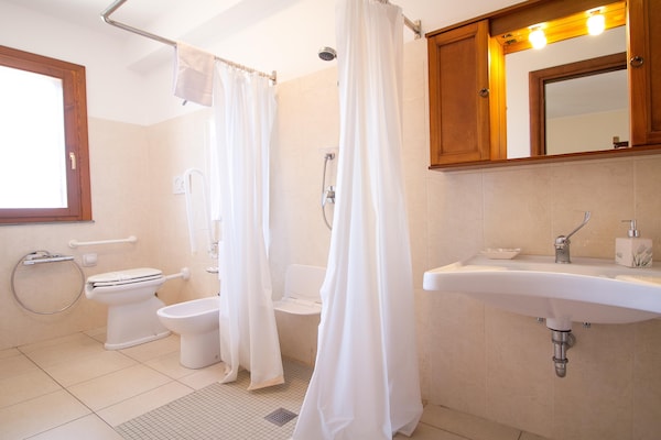 Foto van Ruime Siciliaanse Etna-villa - Vakantiehuis in Trecastagni CT - BathRoom