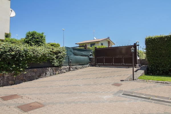 Foto van Ruime Siciliaanse Etna-villa - Vakantiehuis in Trecastagni CT - ExteriorSummer