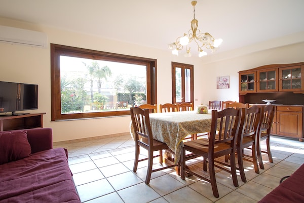 Foto van Siciliaanse villa met uitzicht op zee - Vakantiehuis in Trecastagni CT - DiningRoom