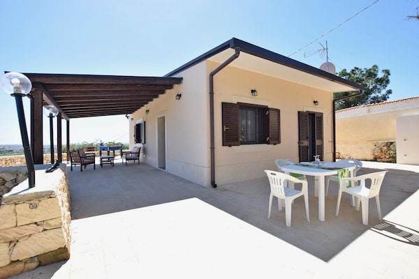 Foto van Vakantiehuis Floridia met privézwembad - Vakantiehuis in Floridia - ExteriorSummer