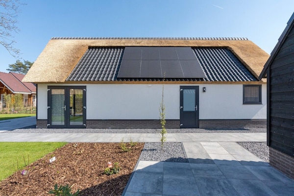Foto van Rietgedekte bungalow met privéterras - Vakantiehuis in Baarle-nassau - ExteriorSummer