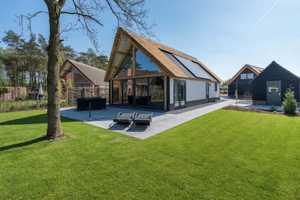 Foto van Rietgedekte bungalow met privéterras - Vakantiehuis in Baarle-nassau - ExteriorSummer