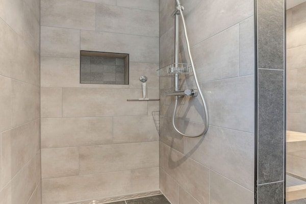 Foto van Rietgedekte bungalow met privéterras - Vakantiehuis in Baarle-nassau - BathRoom