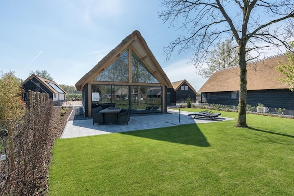 Foto van Rietgedekte bungalow met privéterras - Vakantiehuis in Baarle-nassau - ExteriorSummer