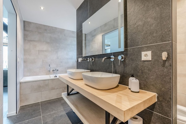 Foto van Rietgedekte bungalow met privéterras - Vakantiehuis in Baarle-nassau - BathRoom
