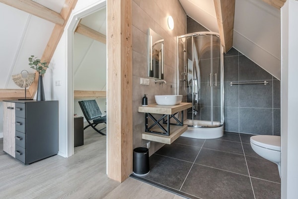 Foto van Rietgedekte bungalow met privéterras - Vakantiehuis in Baarle-nassau - BathRoom