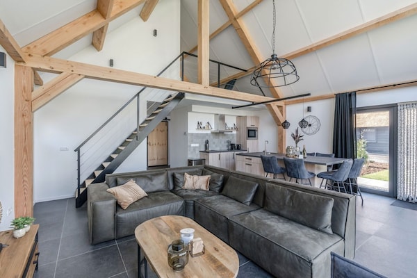 Foto van Rietgedekte bungalow met privéterras - Vakantiehuis in Baarle-nassau - LivingRoom