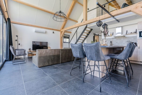 Foto van Rietgedekte bungalow met privéterras - Vakantiehuis in Baarle-nassau - LivingRoom