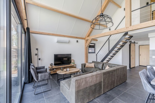 Foto van Rietgedekte bungalow met privéterras - Vakantiehuis in Baarle-nassau - LivingRoom